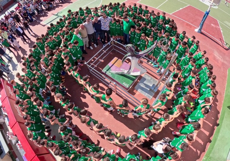 El emotivo abrazo de 200 niños en el All Star de minibasket en Los Guindos